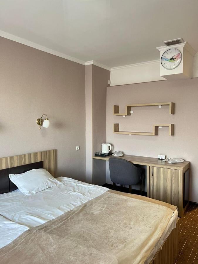 Seven Hotel Bishkek Esterno foto